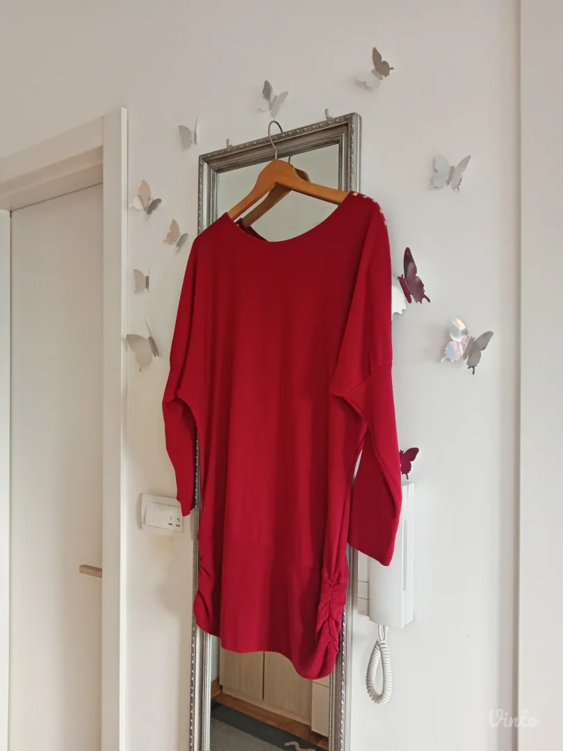 Predivna crvena tunika sa zlatnim detaljima