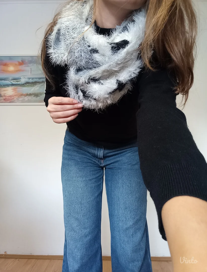 Beli okrugao šal sa zvezdama