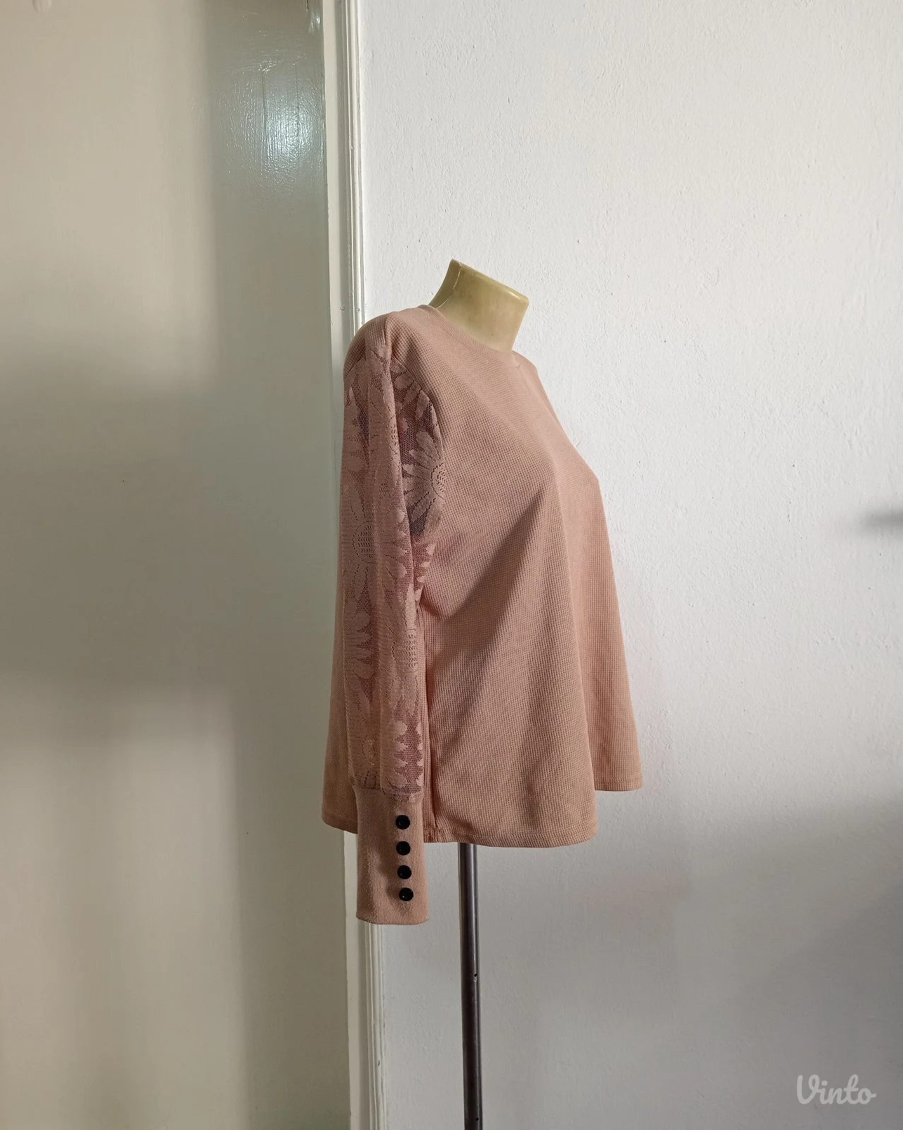 Braon bluza sa zanimljivim rukavima