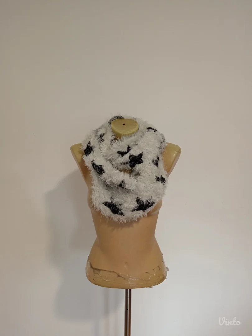 Beli okrugao šal sa zvezdama