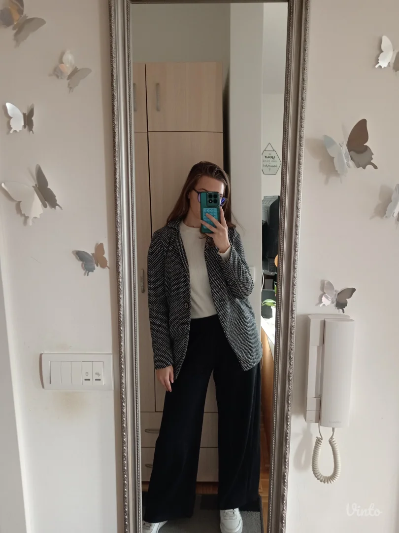 Predivan crno beli sako blejzer