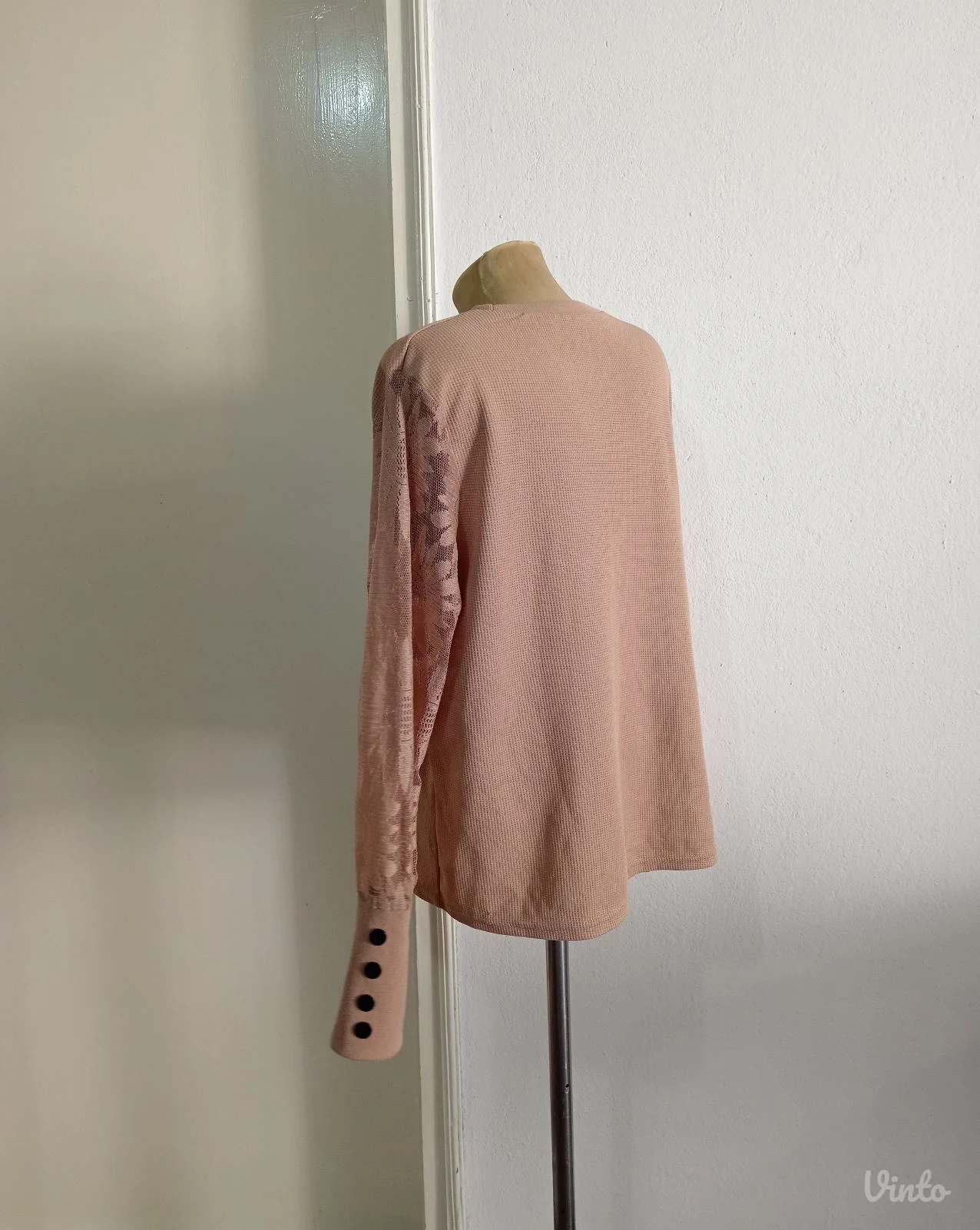 Braon bluza sa zanimljivim rukavima