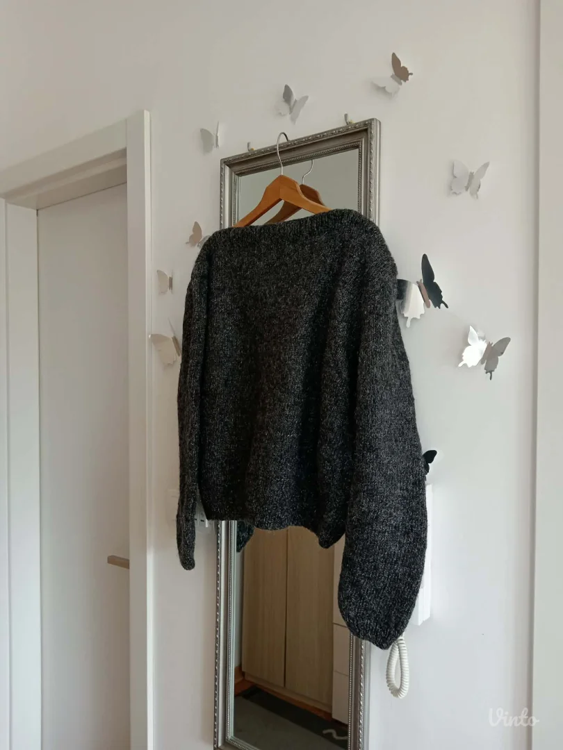 Predivan sivi džemper sa sjajem po sebi