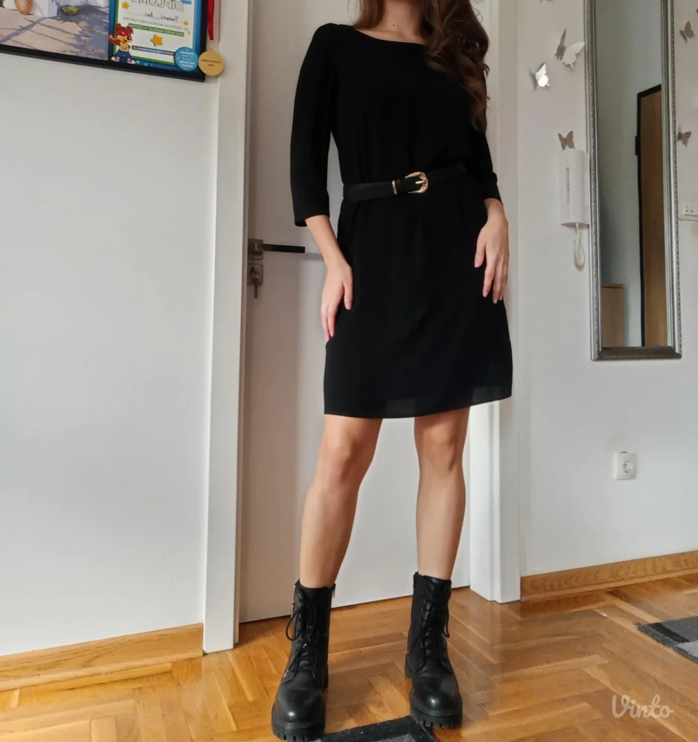 Predivna crna haljina sa mašnom pozadi