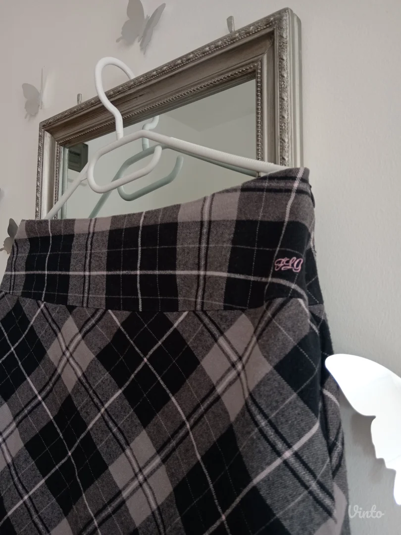 Predivna karirana suknja