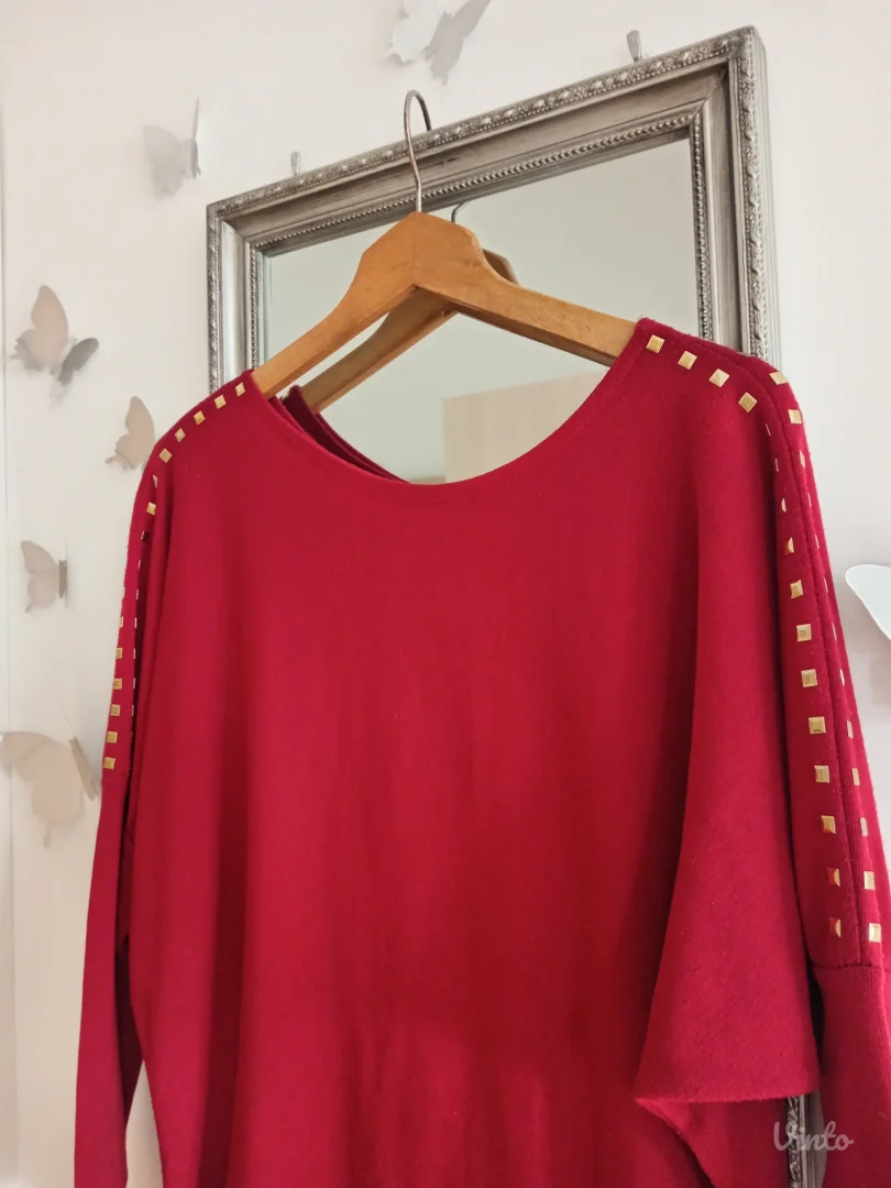 Predivna crvena tunika sa zlatnim detaljima