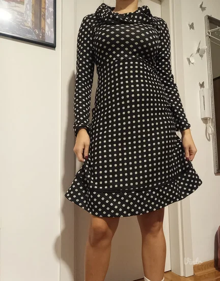 Katrin crna haljina na tufne