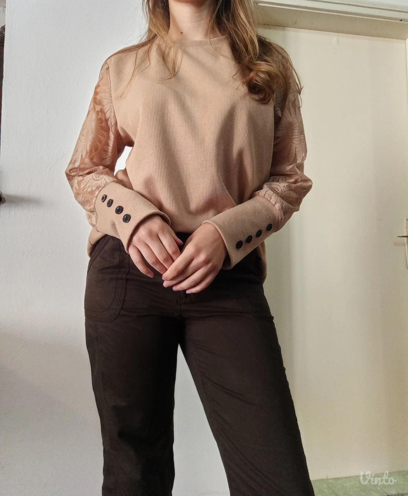 Braon bluza sa zanimljivim rukavima