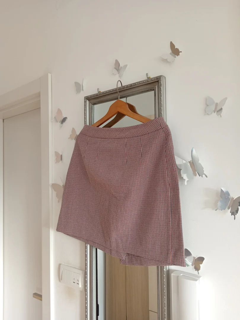 Predivna karirana suknja