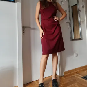 Hennes predivna bordo haljina