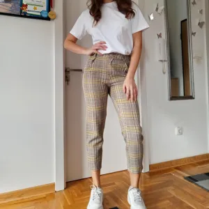 Karirane pantalone