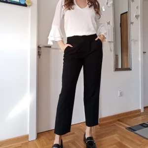 Bela bluza sa zvonastim rukavima