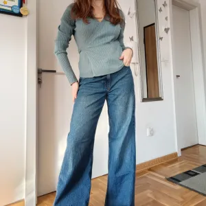 Zelenkasti džemper na vezivanje