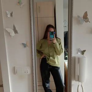 Zeleni džemper od akrila