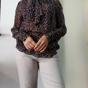 Predivna košulja koja se vezuje oko vrata