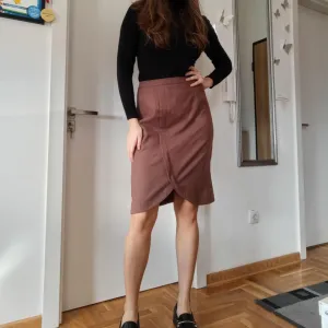 Predivna braon suknja na preklop