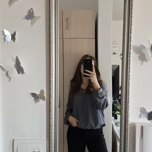 Siva bluza na preklop