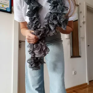 Presladak šal sive boje