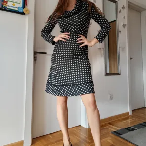 Crna haljina na tufne