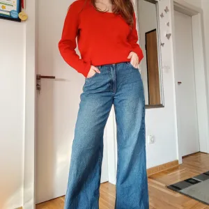 Crveni džemper od akrila