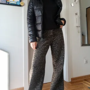 Crna zimska ženska jakna