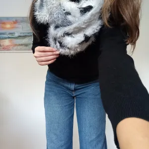 Beli okrugao šal sa zvezdama