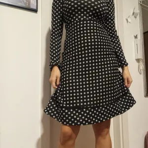 Katrin crna haljina na tufne