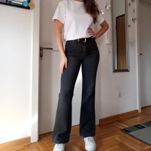 Farmerice sivo crne boje zvonarice