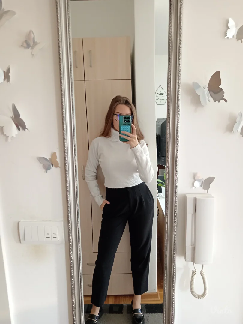 Beli kraći džemper