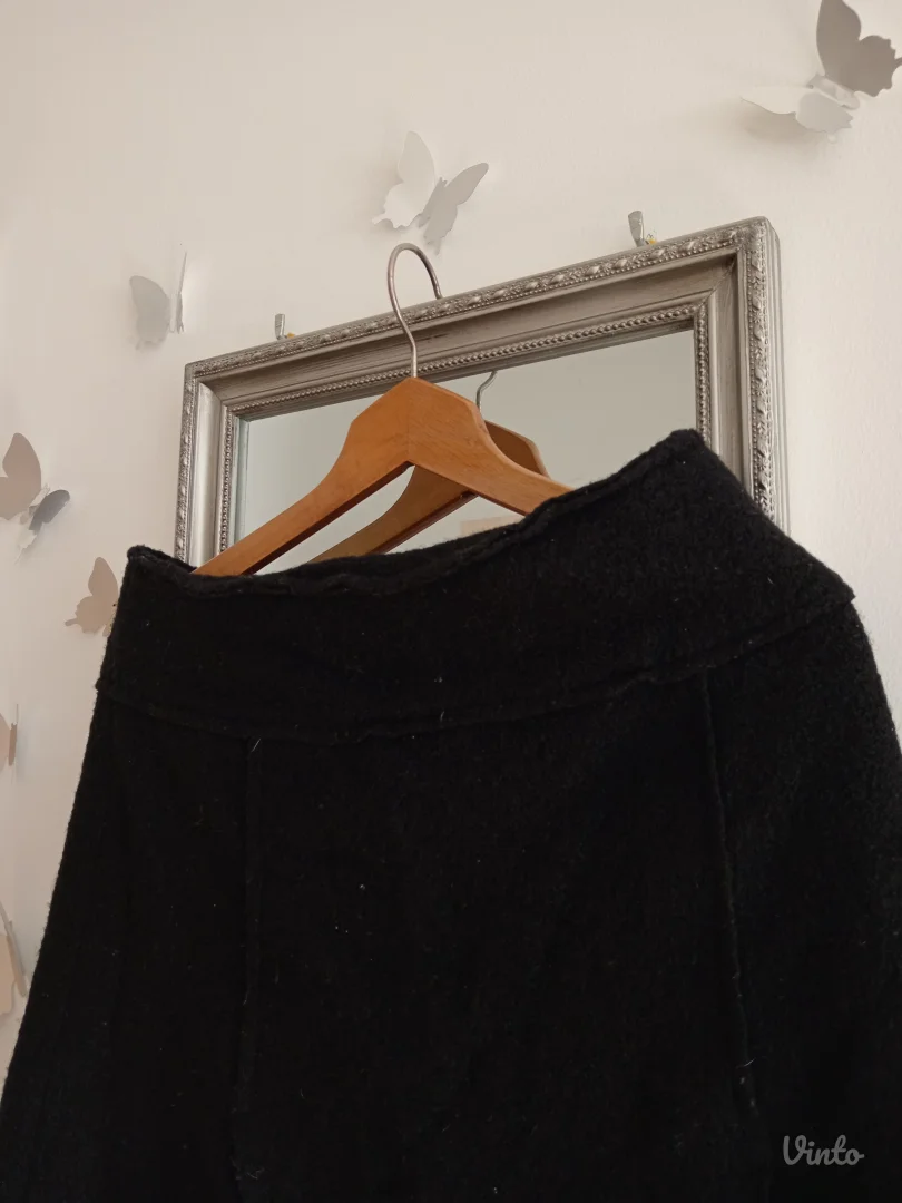 Crna vunena suknja