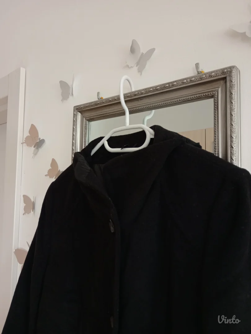 Barbara Lebek crni kaput