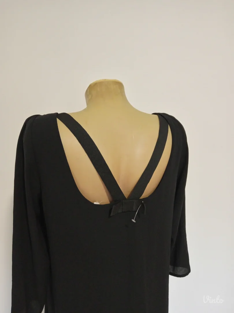 Predivna crna haljina sa mašnom pozadi