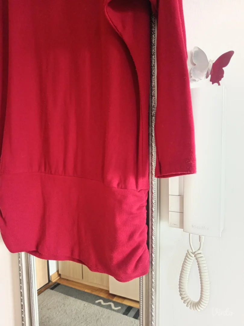 Predivna crvena tunika sa zlatnim detaljima