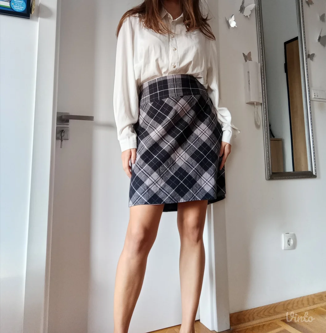 Predivna karirana suknja