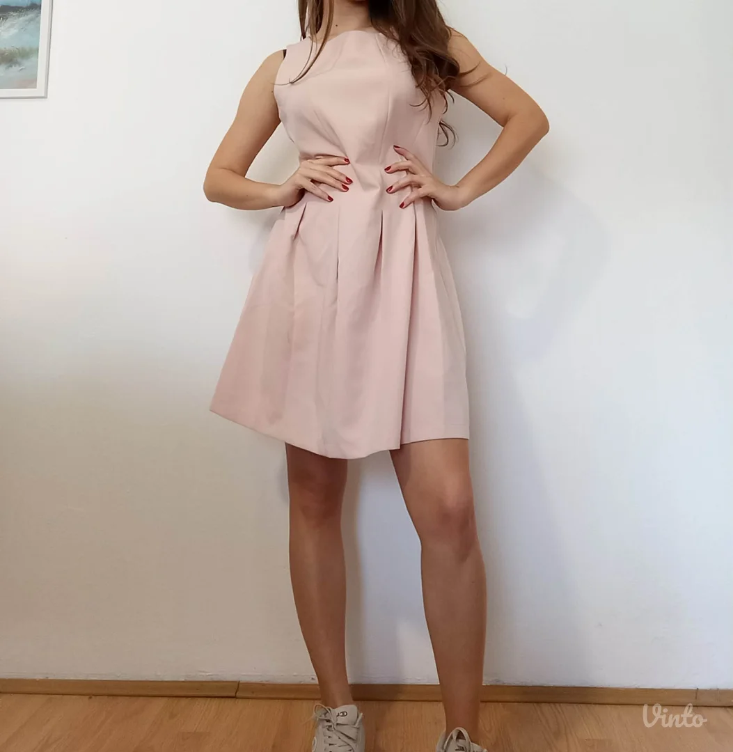 Roze lepršava haljina