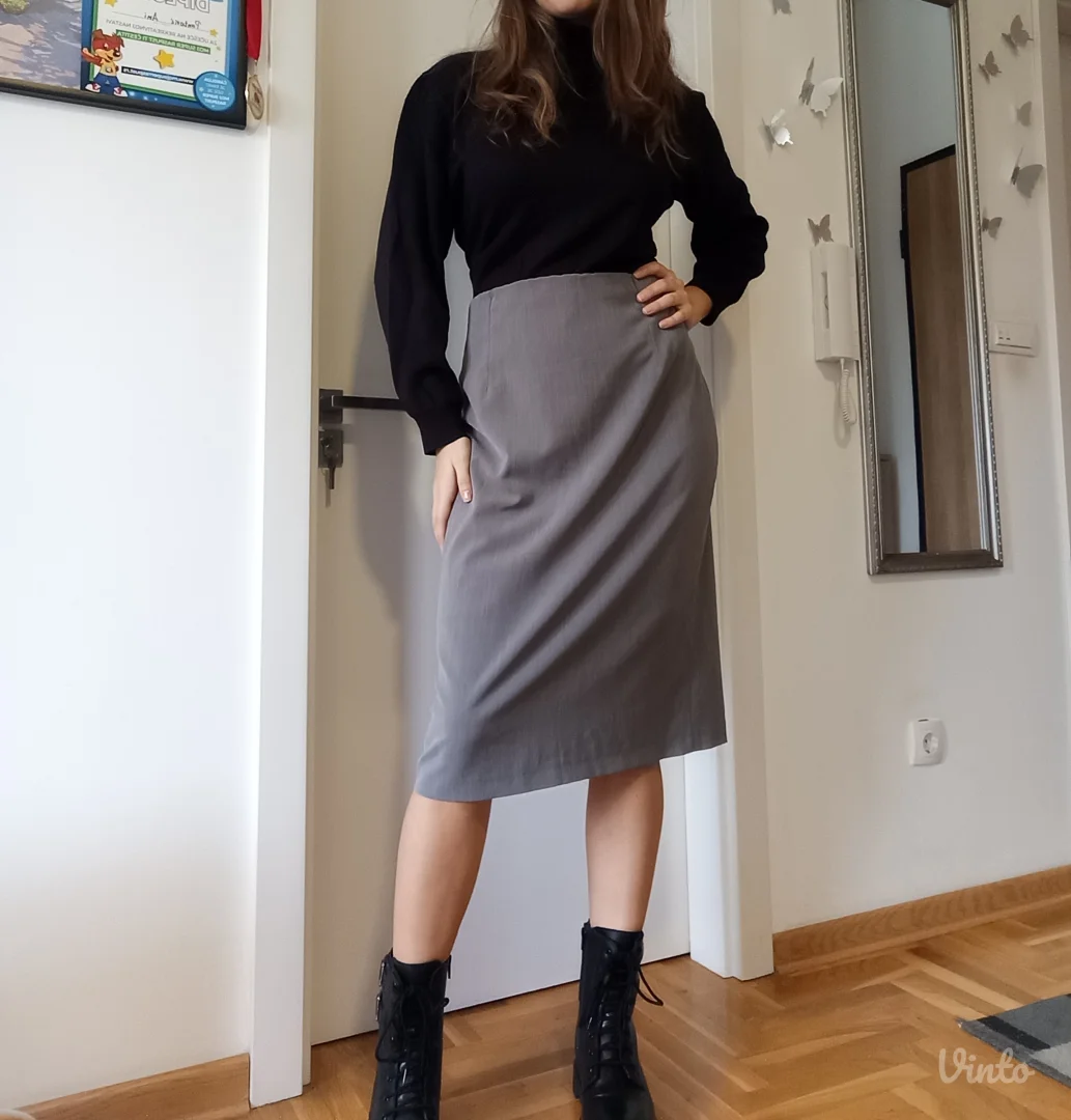 Siva postavljena suknja