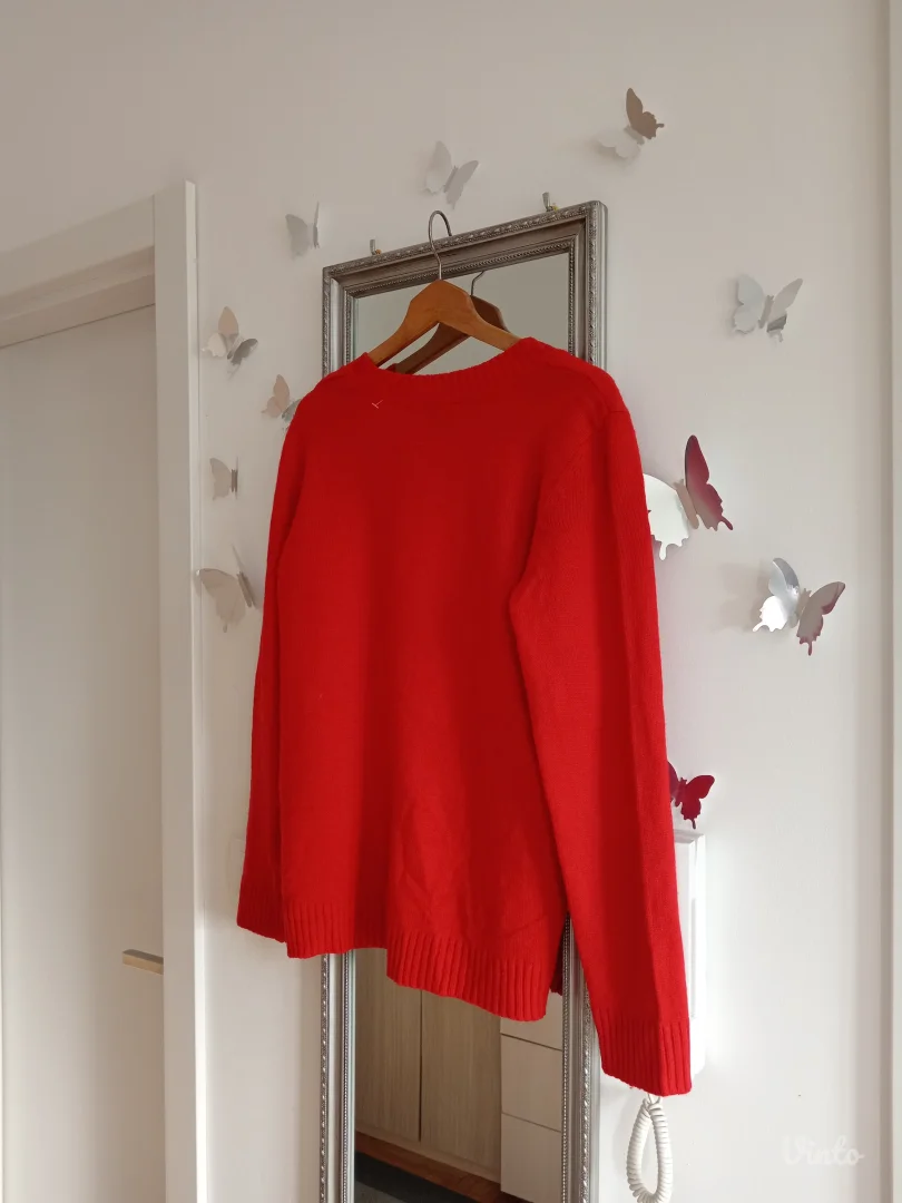 Crveni džemper od akrila