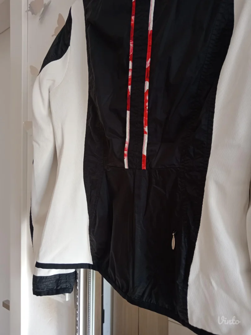 Jakna sa zanimljivim detaljima