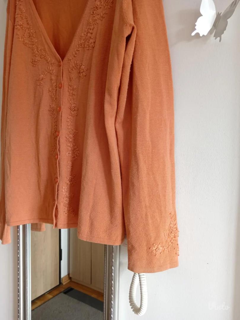 Narandžasti džemper sa radom po sebi