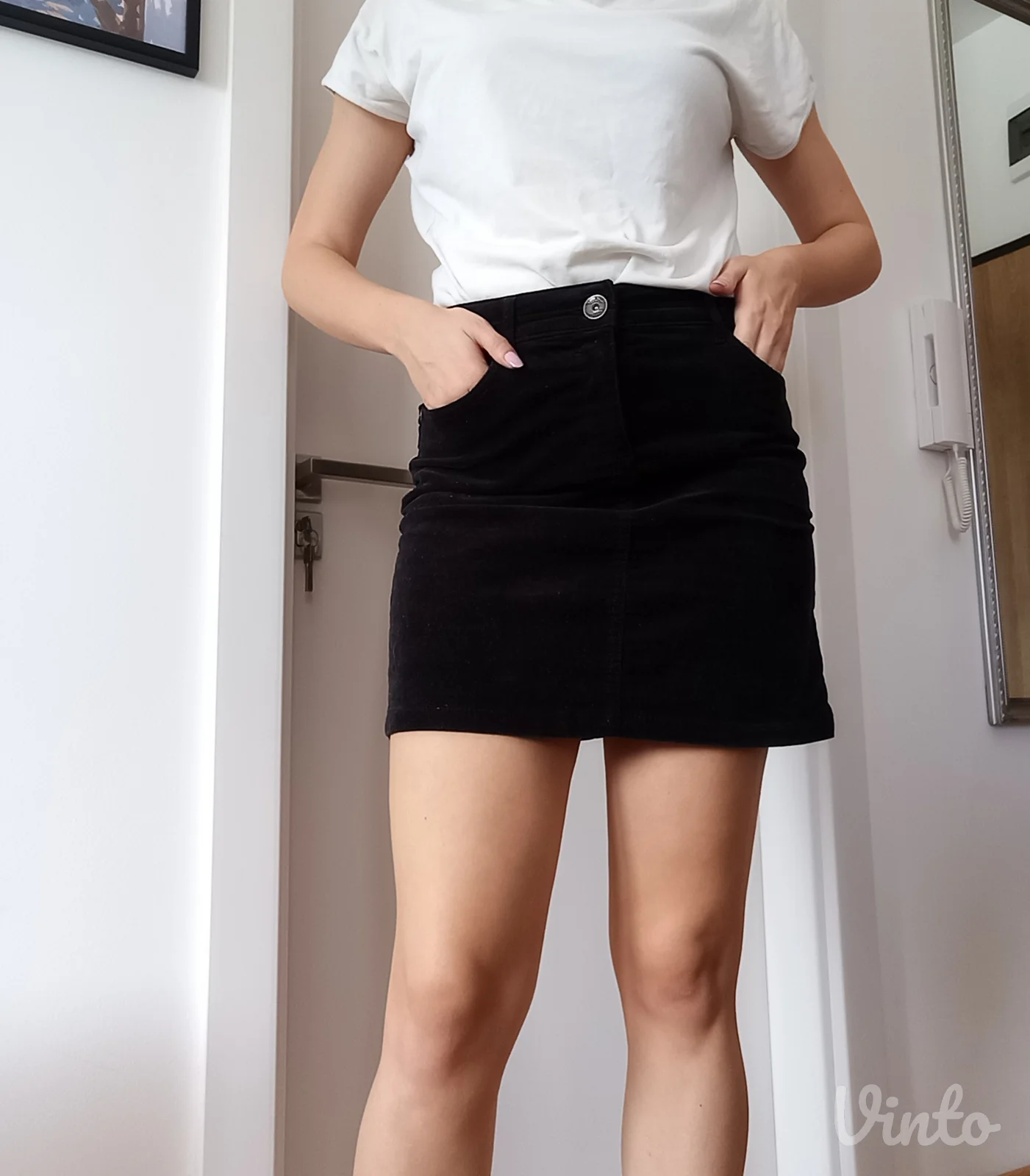 Crna mini suknja