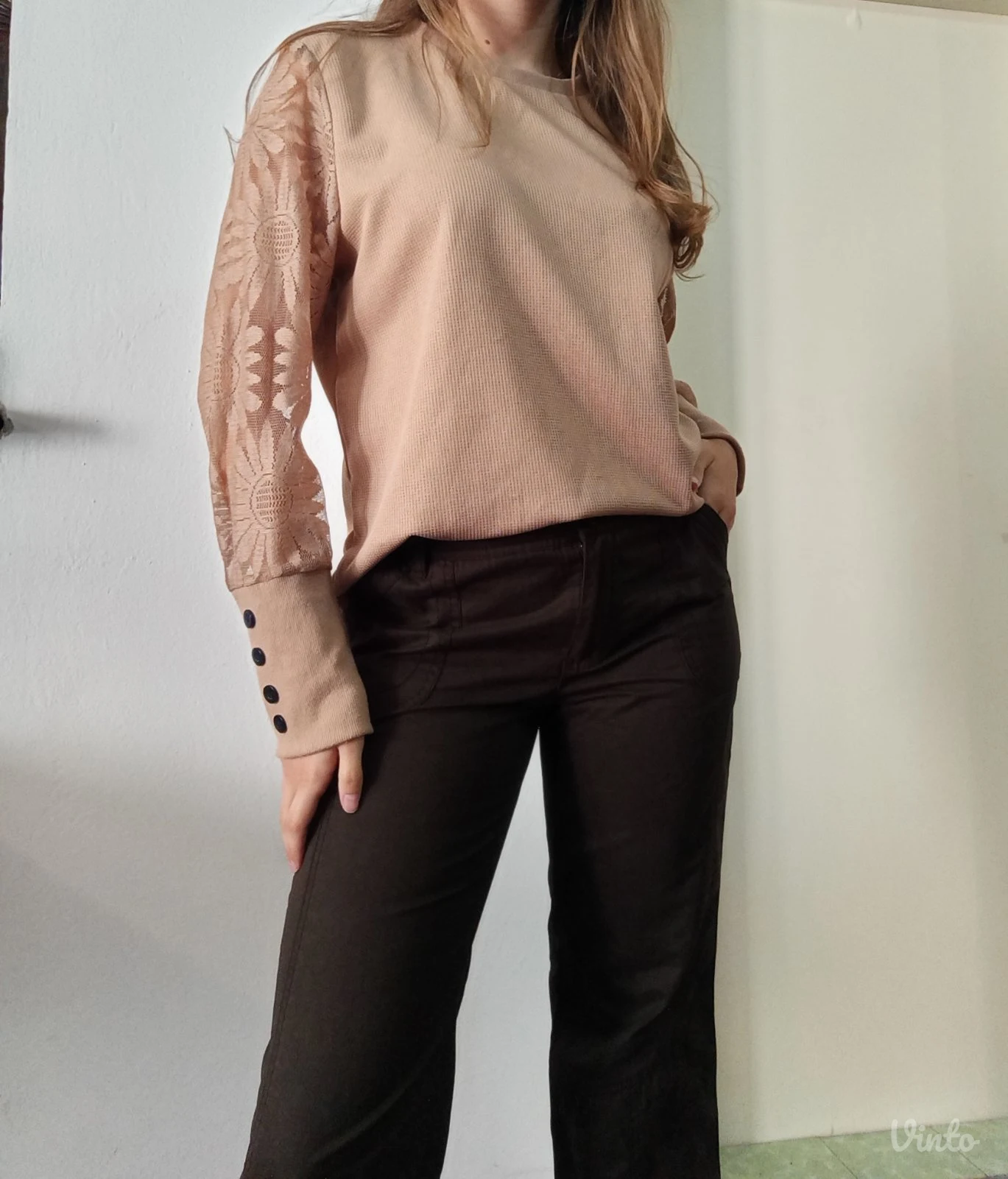 Braon bluza sa zanimljivim rukavima