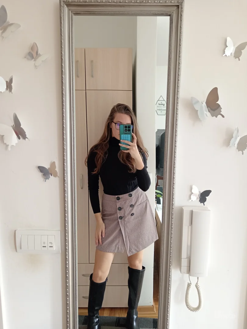 Predivna karirana suknja