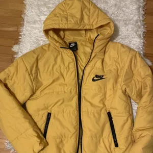 Nike zenska jakna XS