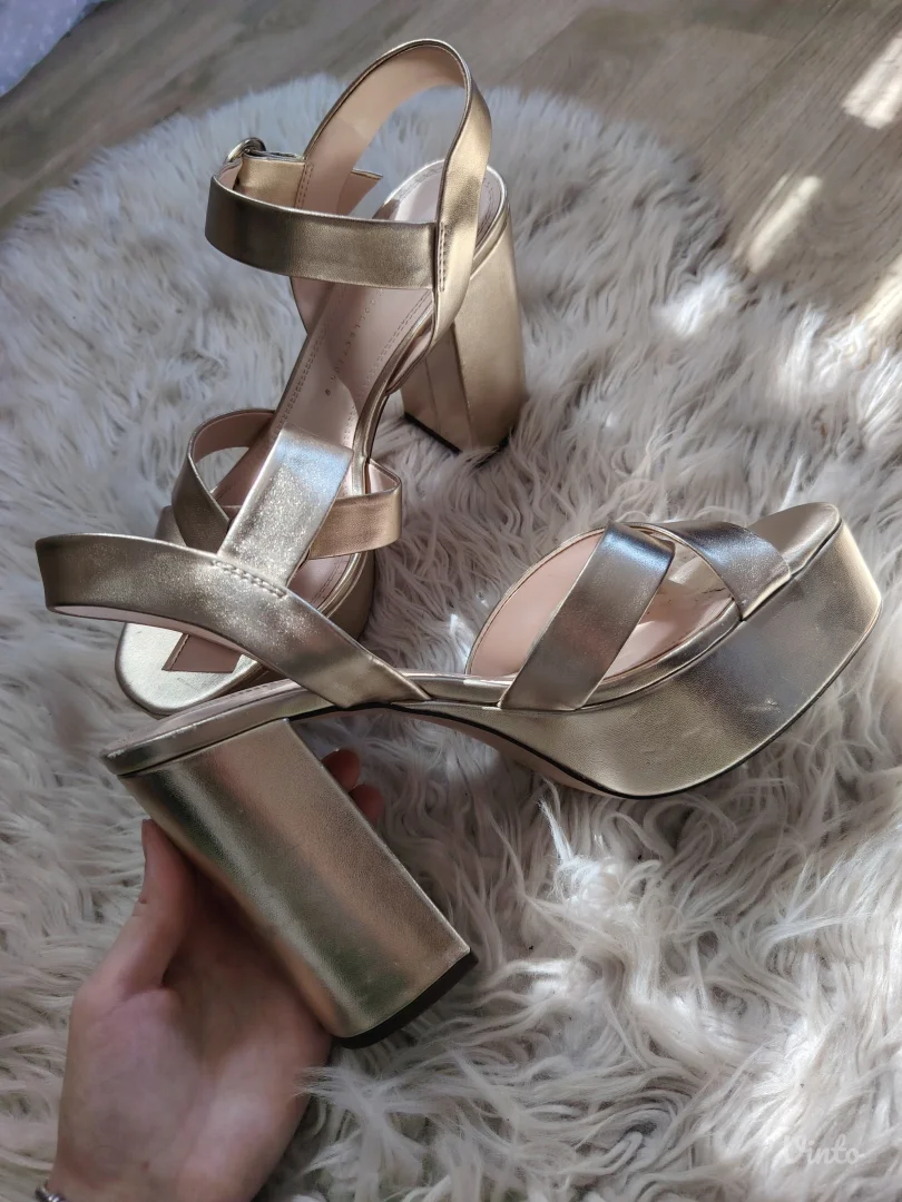 Zlatne Zara sandale na štiklu - KAO NOVO