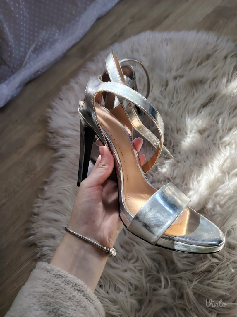 ZARA srebrne sandale na štiklu