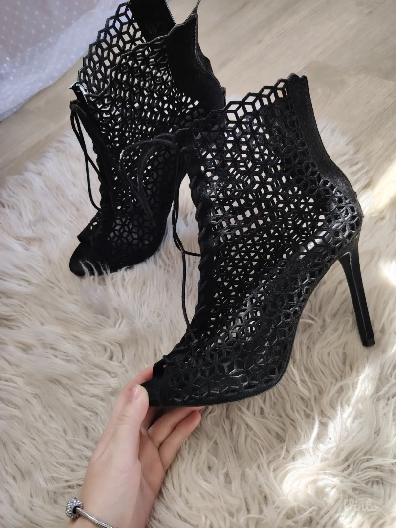 Zara Čizme na Visoku Petu - Geometrijski Dizajn