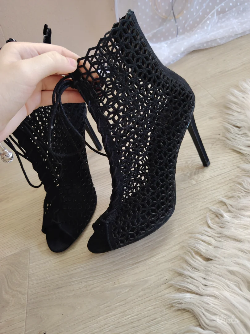 Zara Čizme na Visoku Petu - Geometrijski Dizajn