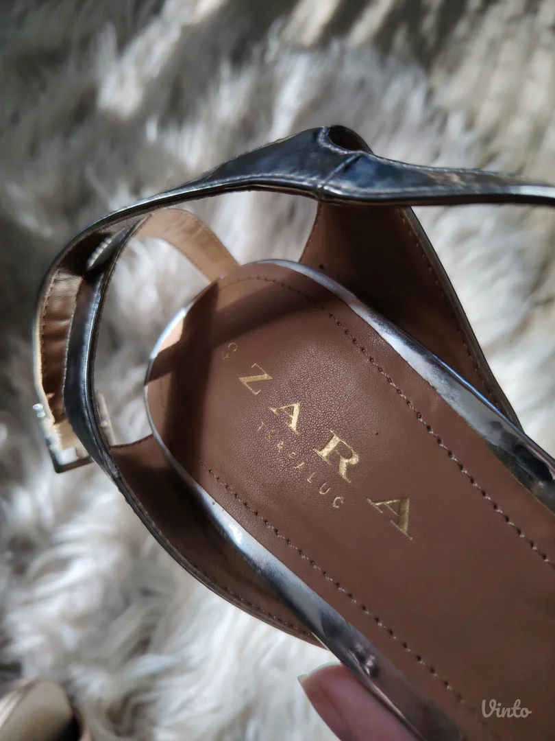 ZARA srebrne sandale na štiklu