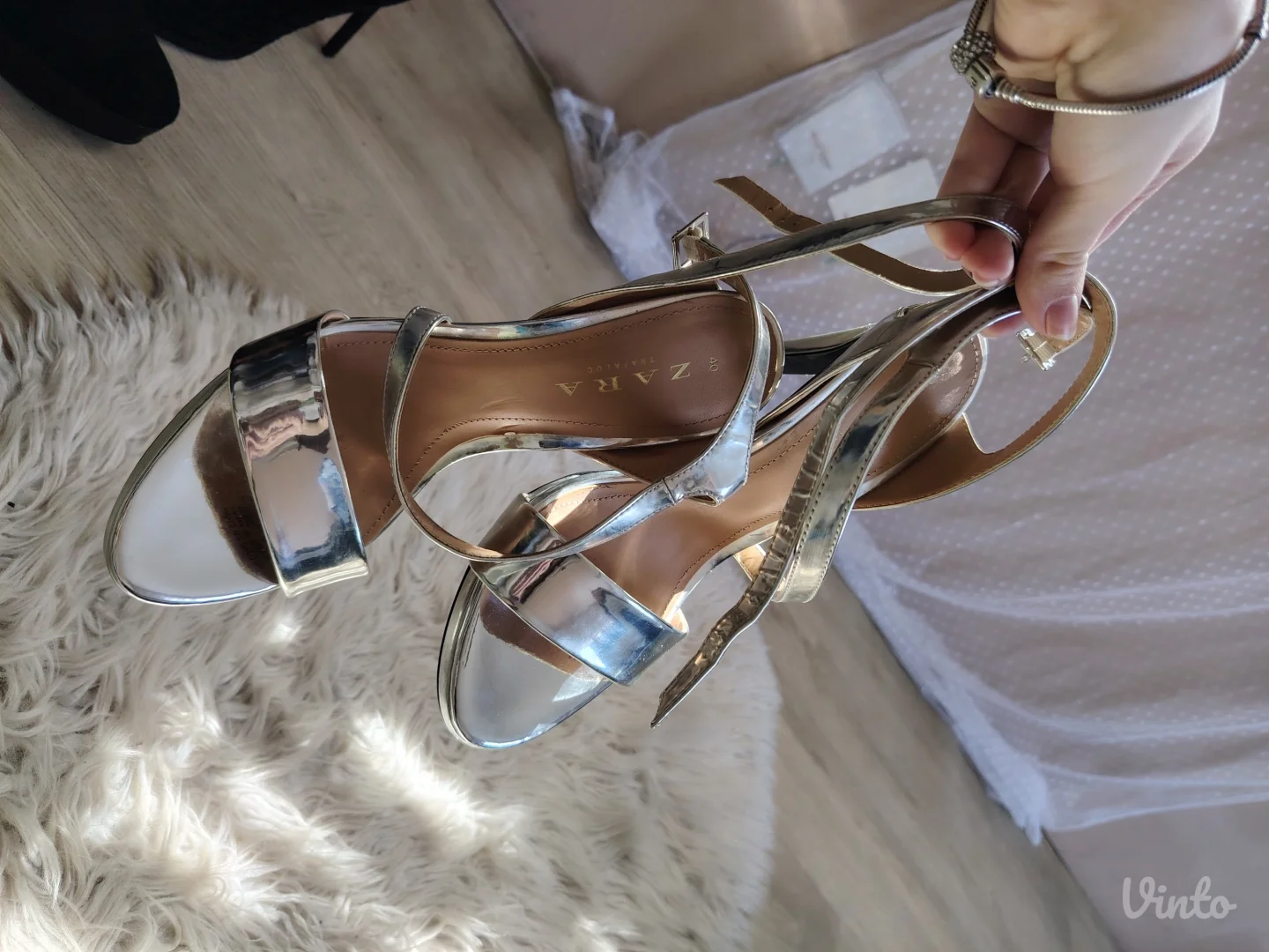 ZARA srebrne sandale na štiklu