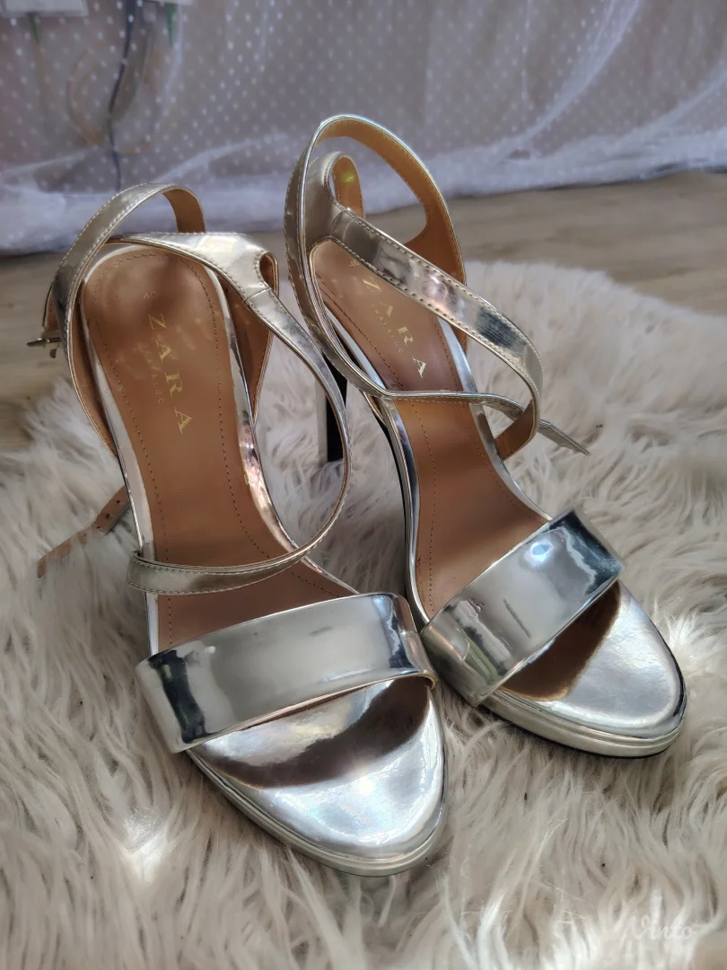 ZARA srebrne sandale na štiklu